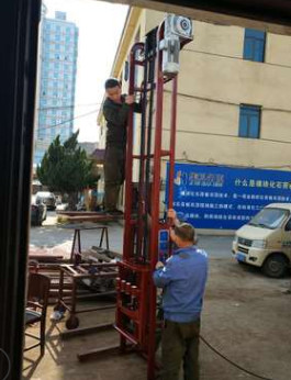 厂家供应大型自动上料机电动垂直提升机 移动式上料桶提升机